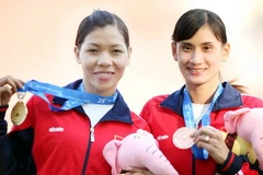 Vũ Thị Hương trên bục nhận huy chương vàng. (Ảnh: Hoàng Hà/TTXVN)