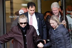 Bà Hillary rời viện cùng chồng là cựu tổng thống Bill Clinton và cô con gái Chelsea.