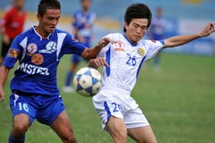 Cầu thủ Hà Nội ACB tranh bóng với đối phương (Ảnh: Quốc Khánh/TTXVN) 