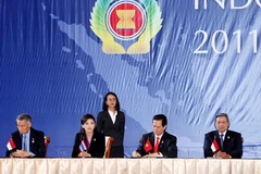 Thủ tướng Nguyễn Tấn Dũng ký Tuyên bố Bali. (Ảnh: Đức Tám/TTXVN)