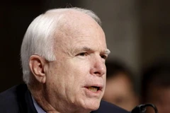 McCain dọa “xóa sổ sức mạnh không quân” của Syria