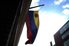 Cờ trên nóc tòa đại sứ Venezuela ở Mỹ 