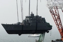 Trục vớt tàu chiến Cheonan. (Nguồn: Getty images)