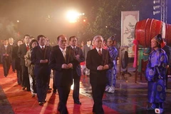 Chủ tịch Quốc hội Nguyễn Phú Trọng , Phó Thủ tướng Nguyễn Sinh Hùng và các đại biểu tại Lễ dâng hương. (Ảnh: Trí Dũng/TTXVN)