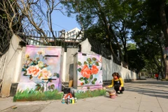 Những ngày gần đây, đi dạo qua ngã tư Lý Thường Kiệt - Phan Chu Trình, nhiều người không khỏi bất ngờ khi xuất hiện các bức vẽ sống động trên bốt điện. (Ảnh: Minh Sơn/Vietnam+)