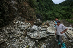 Khoảng 7 giờ sáng 27/6, trên tuyến quốc lộ 4C từ thành phố Hà Giang đi các huyện Quản Bạ, Đồng Văn đã xảy ra một vụ sạt lở đất đá nghiêm trọng. (Ảnh: Minh Sơn/Vietnam+)