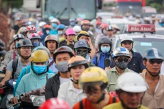 Chiều 31/8, dù chưa chính thức nghỉ lễ 2/9 nhưng nhiều người dân đã bắt đầu khăn gói rời Thủ đô. Các cửa ngõ ra vào Hà Nội bắt đầu ùn tắc kéo dài. (Ảnh: Minh Sơn/Vietnam+) 