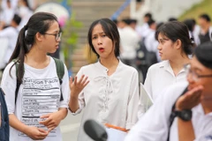Nhiều sĩ tử than đề Toán trong kỳ thi năm nay dài và khó. (Ảnh: Minh Sơn/Vietnam+)