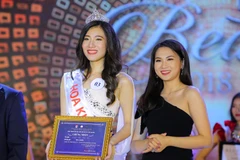 Tối 16/4, tại Học viện Báo chí và Tuyên truyền, 10 nữ sinh nổi bật nhất đã bước vào đêm chung kết hoa khôi Press Beauty 2018. (Ảnh: Minh Sơn/Vietnam+)