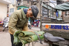 Mỗi dịp giáp Tết, người dân Hà Nội mỗi khi nghĩ về lá dong, dây lạt gói giò, chả, bánh chưng vẫn thường nhớ đến phố Trần Quý Cáp đằng sau ga Hà Nội. (Ảnh: Minh Sơn/Vietnam+) 