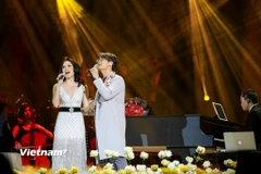 Dù là lần đầu song ca với nhau trong liveshow See Sing Share concert Romance - Người đàn ông và bông hoa trên ngực trái nhưng cặp đôi Hà Anh Tuấn - Mỹ Tâm đã kết hợp cực kỳ ăn ý khiến khán giả đứng ngồi không yên. (Ảnh: Minh Sơn/Vietnam+)