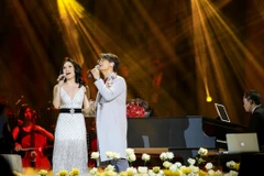 Dù là lần đầu song ca với nhau trong liveshow See Sing Share concert Romance - Người đàn ông và bông hoa trên ngực trái nhưng cặp đôi Hà Anh Tuấn - Mỹ Tâm đã kết hợp cực kỳ ăn ý khiến khán giả đứng ngồi không yên. (Ảnh: Minh Sơn/Vietnam+)