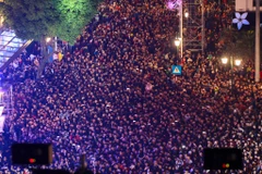 Trong tiết trời se lạnh của đêm cuối năm, ngay từ sớm, hàng vạn người dân Thủ đô đã đổ ra đường thưởng thức các chương trình giải trí, vui chơi chờ đón giao thừa. (Ảnh: PV/Vietnam+)