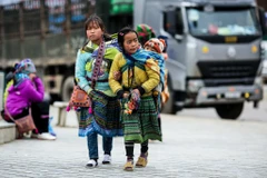 Những ngày qua, nền nhiệt độ tại Sapa (Lào Cai) xuống thấp khiến trẻ em tại đây luôn trong tình trạng lạnh ngắt, co ro. (Ảnh: Minh Sơn/Vietnam+)