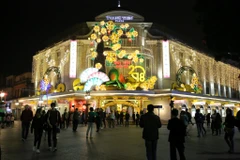 19h tối ngày 15/2, trước thời điểm giao thừa đúng 5 tiếng, khu vực Hồ Hoàn Kiếm yên bình, người người đi lại chậm rãi. (Ảnh: Minh Sơn/Vietnam+) 