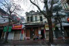 Mùng 1 Tết Mậu Tuất, đường phố Hà Nội vắng vẻ, bình yên, không còn đông đúc, ồn ào, càng không có tắc đường. Có một Hà Nội rất yên bình, vắng lặng. (Ảnh: Minh Sơn/Vietnam+)