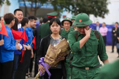 Những tân binh lên đường nhập ngũ mang theo nhiều tình cảm của người ở lại (Ảnh: Minh Sơn/Vietnam+) 
