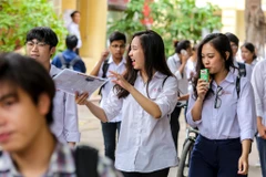  9h35', tiếng trống được đánh lên báo hiệu môn thi đầu tiên đã kết thúc. Khác với mọi năm, hết 2/3 thời gian, các thí sinh tại điểm thi trường Trung học phổ thông Việt Đức không được ra ngoài mà phải đợi hết giờ. (Ảnh: Minh Sơn/Vietnam+) 