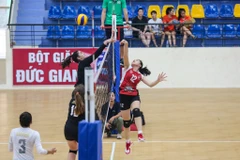 Sáng 25/7 tại nhà thi đấu Gia Lâm (Hà Nội), 25 vận động viên bóng chuyền nữ và huấn luyện viên từ Hoa Kỳ đã bắt đầu chương trình giao lưu thể thao tại Việt Nam do Bộ Ngoại giao Hoa Kỳ tổ chức. (Ảnh: Minh Sơn/Vietnam+)