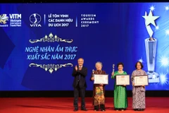 Sáng 30/3 tại Hà Nội đã diễn ra lễ Tôn vinh các doanh nghiệp du lịch Việt Nam năm 2017. Hàng chục doanh nghiệp về lữ hành, du lịch, khách sạn đã được vinh danh tại đây. (Ảnh: Minh Sơn/Vietnam+)