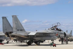 (Ảnh: T.H/Vietnam+) Kỹ thuật viên và phi công kiểm tra kỹ càng máy bay trước một nhiệm vụ mới.