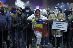 Biểu tình phản đối sắc lệnh của Chính phủ tại thủ đô Bucharest ngày 2/2. (Nguồn: EPA/TTXVN)