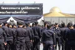 Cảnh sát Thái Lan chuẩn bị khám xét ngôi đền Wat Phra Dhammakaya ở tỉnh Pathum Thani ngày 16/2. (Nguồn: EPA/TTXVN)