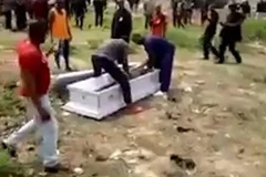 Khoảnh khắc kinh hoàng khi xác chết bị cướp ngay tại đám tang