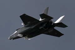 Máy bay chiến đấu F-35 trình diễn tại triển lãm hàng không Farnborough, tây nam London ngày 12/7/2016. (Nguồn: AFP/TTXVN)