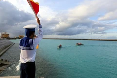 Chiến sĩ đảo Đá Tây A làm nhiệm vụ dẫn thuyền cập cảng. (Ảnh: Danh Lam/TTXVN)