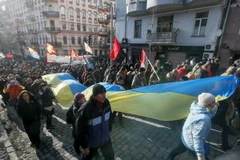 Người biểu tình tuần hành trên các đường phố ở Kiev. (Nguồn: EPA/TTXVN)