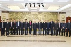 Tổng Bí thư Nguyễn Phú Trọng và các đại biểu chụp ảnh chung với lãnh đạo Ban Kinh tế Trung ương. (Ảnh:Trí Dũng/TTXVN)