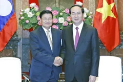 Chủ tịch nước Trần Đại Quang tiếp Thủ tướng Lào Thongloun Sisoulith nhân dịp sang dự Kỳ họp lần thứ 39 Ủy ban Liên Chính phủ về hợp tác song phương Việt Nam-Lào. (Ảnh: Nhan Sáng/TTXVN)