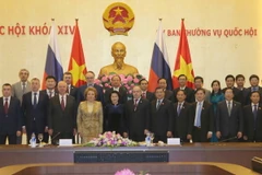 Chủ tịch Quốc hội Nguyễn Thị Kim Ngân và Chủ tịch Hội đồng Liên bang Quốc hội Liên bang Nga, Valentina Ivanovna Matvienko chụp ảnh lưu niệm cùng các đại biểu. (Ảnh: Trọng Đức/TTXVN)