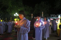 Nghi thức truyền đăng trong Lễ Liên Hoa Hội Thượng chùa Côn Sơn. (Ảnh: Mạnh Minh/TTXVN)