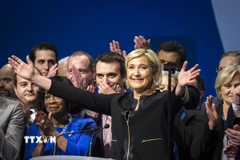 Ứng cử viên Marine Le Pen (giữa) phát biểu khởi động chiến dịch tranh cử ở Lyon ngày 5/2. (Nguồn: EPA/TTXVN)