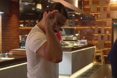Salt Bae với kỹ thuật rắc muối "siêu gợi cảm. (Nguồn: CNN)