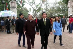 Thứ trưởng Bộ Văn hóa, Thể thao và Du lịch Huỳnh Vĩnh Ái cùng đoàn công tác kiểm tra công tác tổ chức lễ hội đền Trần năm 2017. (Ảnh: Nguyễn Lành/TTXVN)
