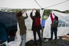 Lều tạm trong khu trại tị nạn Jardin d'Eole, thủ đô Paris, Pháp bị dỡ bỏ ngày 6/6/2016. (Nguồn: AFP/TTXVN)