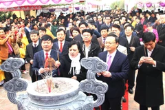 Bộ trưởng Bộ Y tế Nguyễn Thị Kim Tiến và lãnh đạo tỉnh Hưng Yên dâng hương tại Khu di tích Hải Thượng Lãn Ông. (Ảnh: Mai Ngoan/TTXVN)