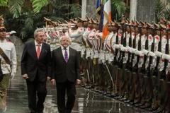 Chủ tịch Cuba Raul Castro (giữa, trái) tại lễ đón Tổng thống Ireland Michael Higgins (giữa, phải) ở thủ đô La Habana ngày 15/2. (Nguồn: AFP/TTXVN)