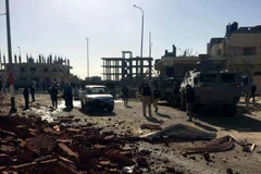 Cảnh sát điều tra tại hiện trường vụ tấn công chốt kiểm soát ở Arish, Bán đảo Sinai ngày 9/1. (Ảnh minh họa: EPA/TTXVN)