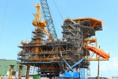 Thi công giàn nhà ở giàn Sư tử Trắng. (Ảnh: Huy Hùng/TTXVN)