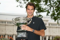 Tay vợt Roger Federer sau khi vô địch giải Australian Open 2017 ở Melbourne, Australia ngày 30/1. (Nguồn: THX/TTXVN)
