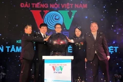 Phó Thủ tướng Vũ Đức Đam cùng lãnh đạo Bộ Y tế, Đài Tiếng nói Việt Nam bấm nút phát sóng. (Ảnh: Phương Hoa/TTXVN)