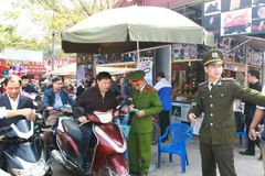 Trông giữ xe miễn phí tại Phủ Tây Hồ. (Ảnh: Doãn Tấn/TTXVN)