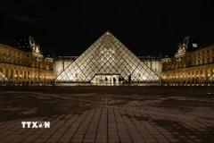 Bên ngoài Viện bảo tàng Louvre ngày 3/2. (Nguồn: AFP/TTXVN)