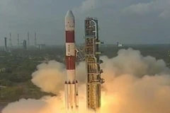 Tên lửa đẩy PSLV-C37 mang theo các vệ tinh được phóng từ bãi phóng ở Sriharikota, bang Andhra Pradesh, miền Nam Ấn Độ. (Nguồn: hindustantimes.com)