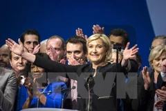Ứng cử viên Marine Le Pen (giữa) phát biểu khởi động chiến dịch tranh cử ở Lyon ngày 5/2. (Nguồn: EPA/TTXVN)