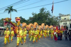 Đoàn múa rồng trong lễ rước nước, tế cá. (Ảnh: Nguyễn Lành/TTXVN)